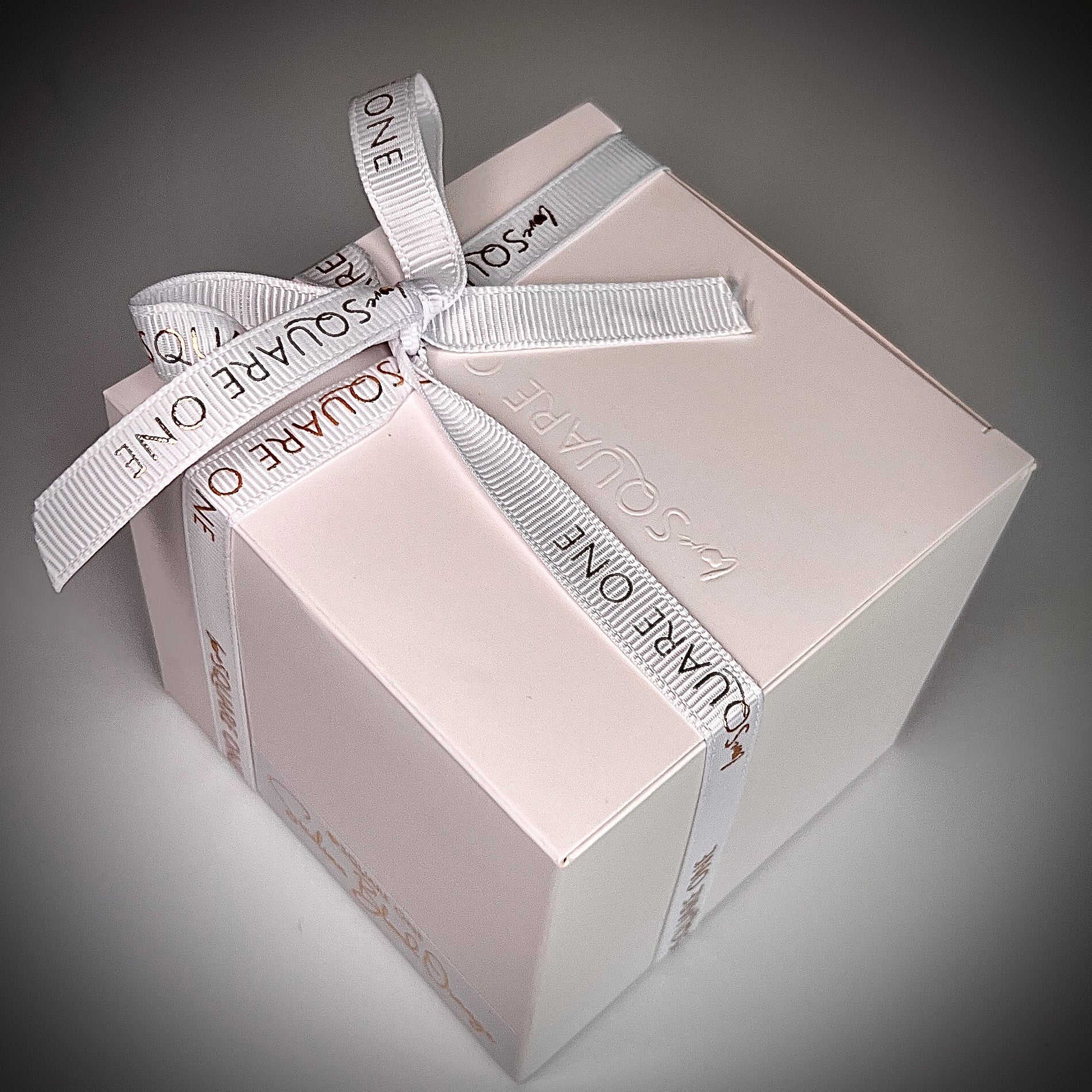 Velvet & Smoke Candle – Where Classic Elegance Meets Quiet Mystery